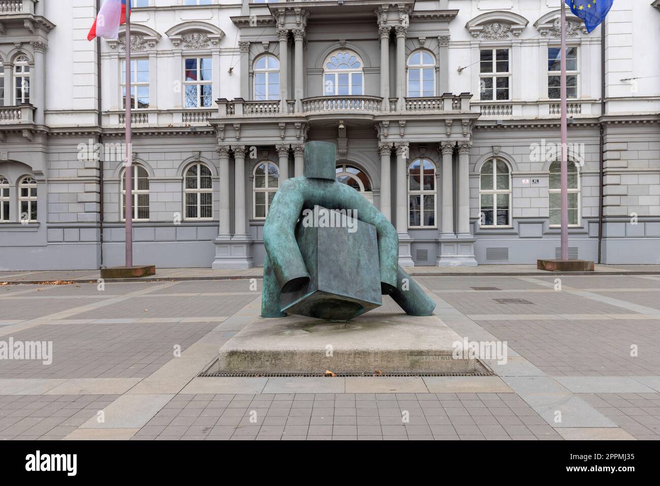 Statua di giustizia in Piazza Morava di fronte alla Corte Suprema amministrativa di Brno, Repubblica Ceca Foto Stock