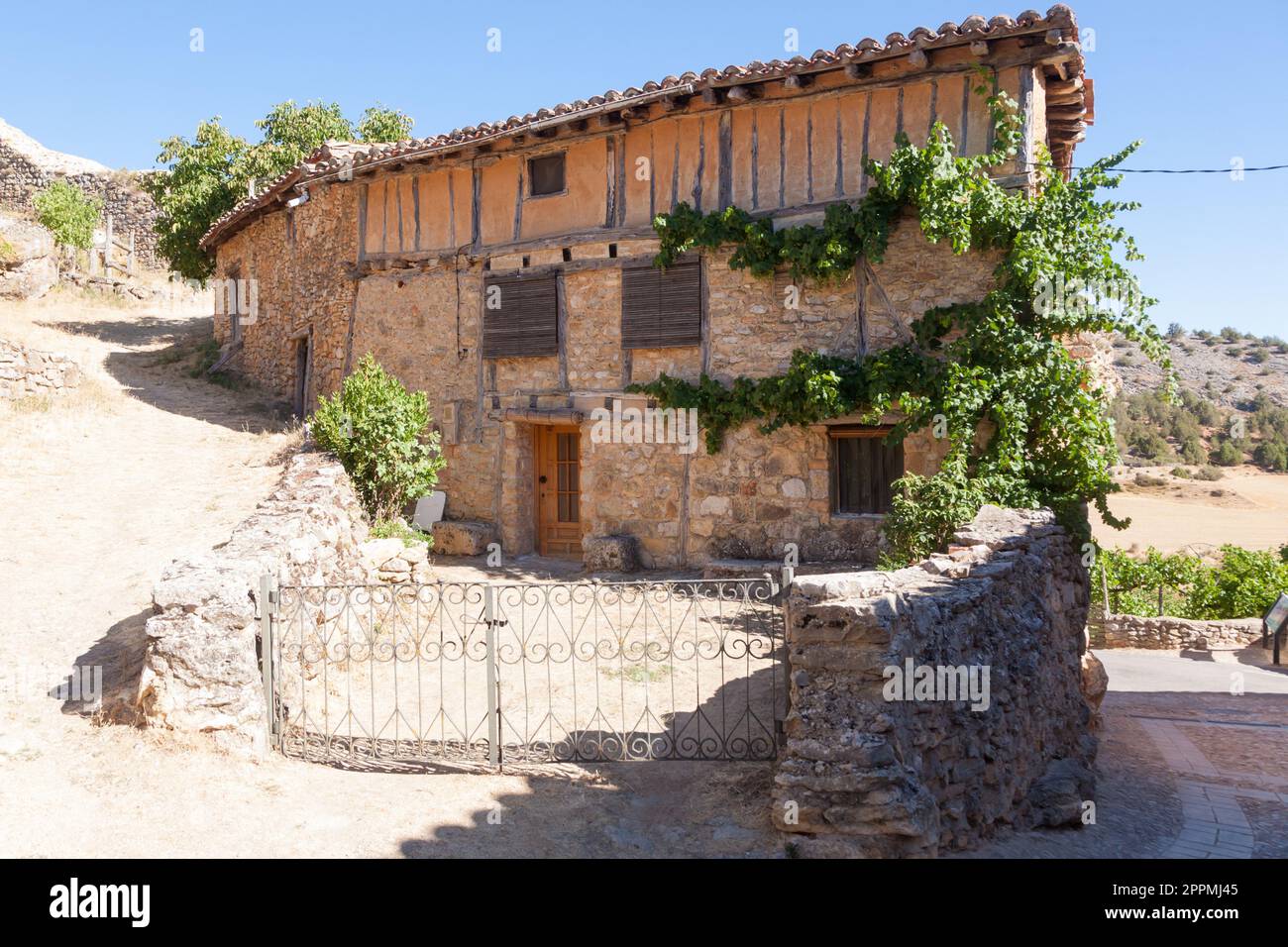 Vista sulla città vecchia di Calatanazor, punto di riferimento spagnolo Foto Stock