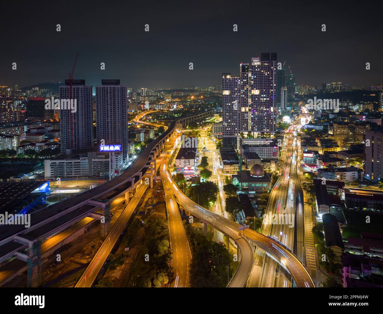 Le strade e le autostrade della città sono illuminate Foto Stock