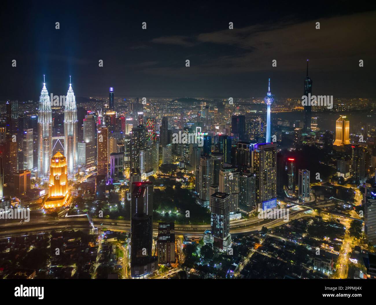 La vita notturna della città, l'iconico edificio a quattro alti Foto Stock