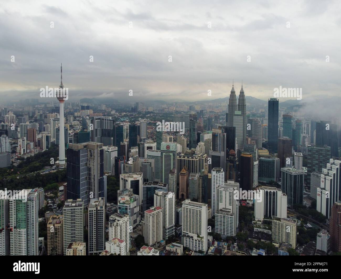 KL Tower e KLCC in un giorno nebbioso Foto Stock