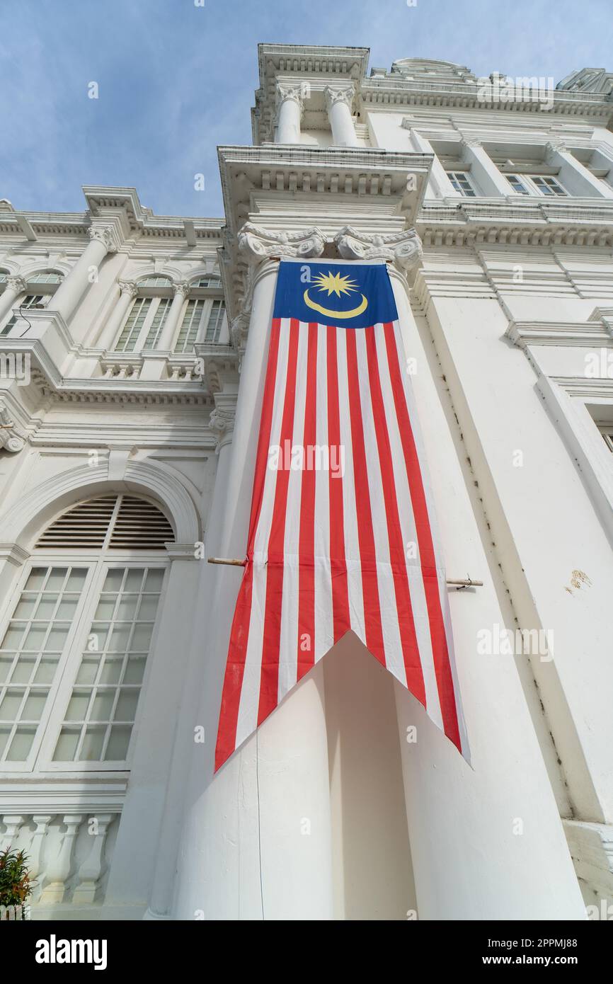 La bandiera Malesia si inclina verso l'alto è appesa al muro all'aperto Foto Stock