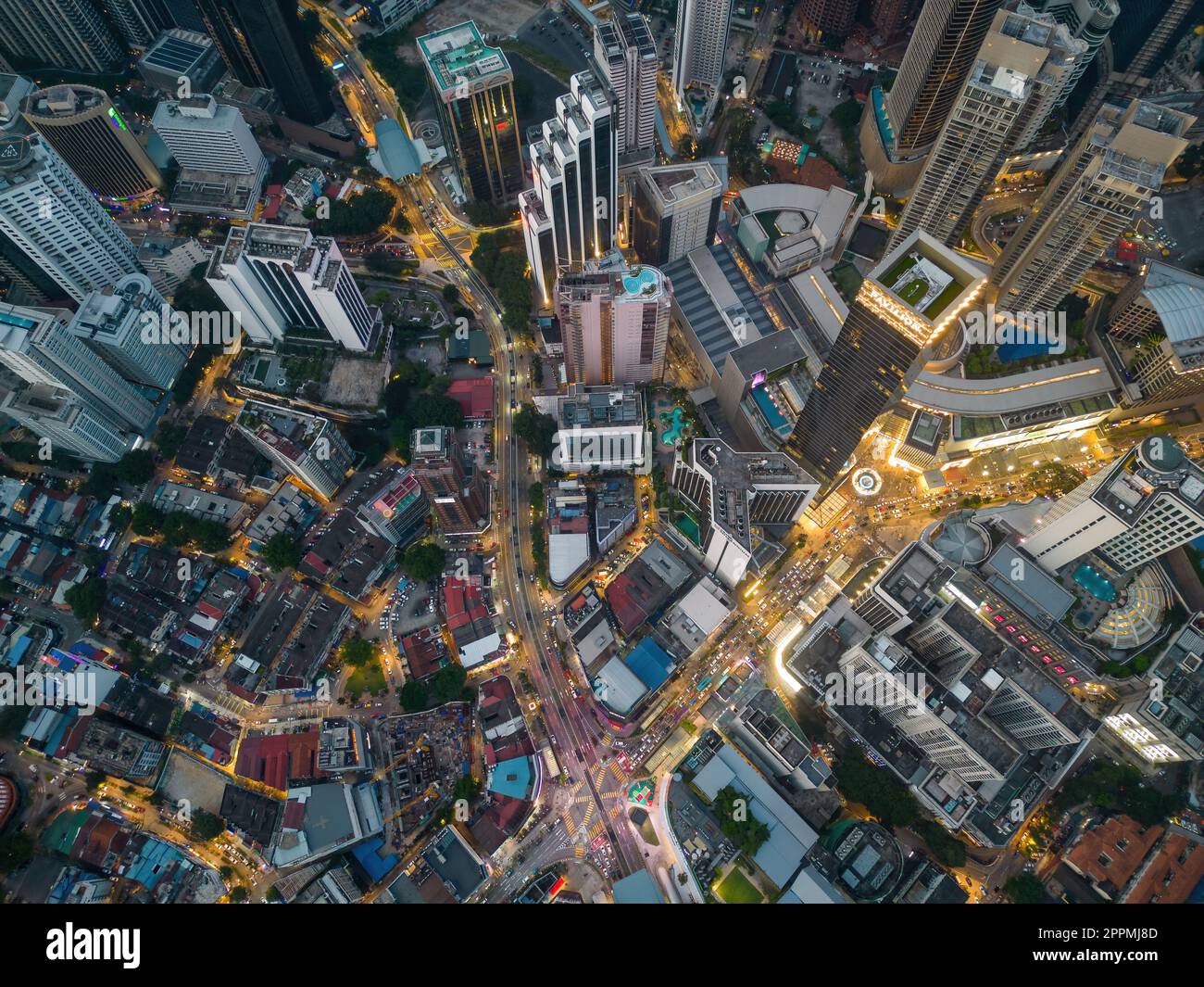 Edificio della città di Bukit Bintang e strada all'ora del tramonto Foto Stock