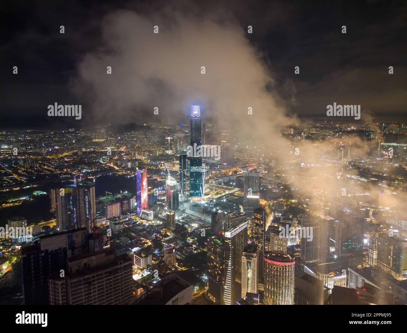 La Exchange 106 si illuminava all'infinito verso il cielo Foto Stock