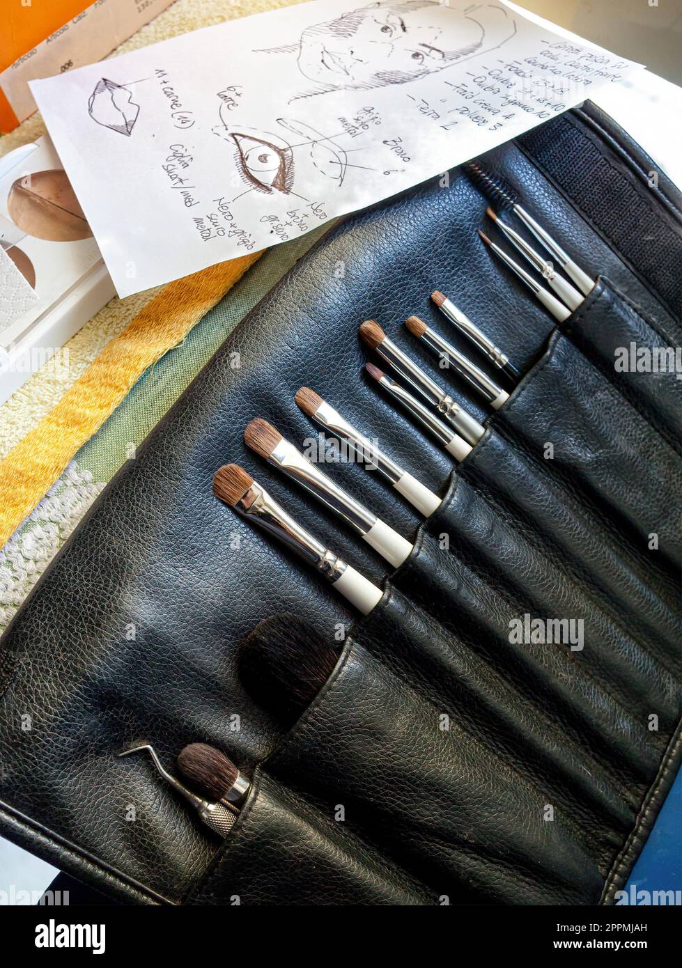 Pennelli per il make-up con note sul viso da preparare Foto Stock