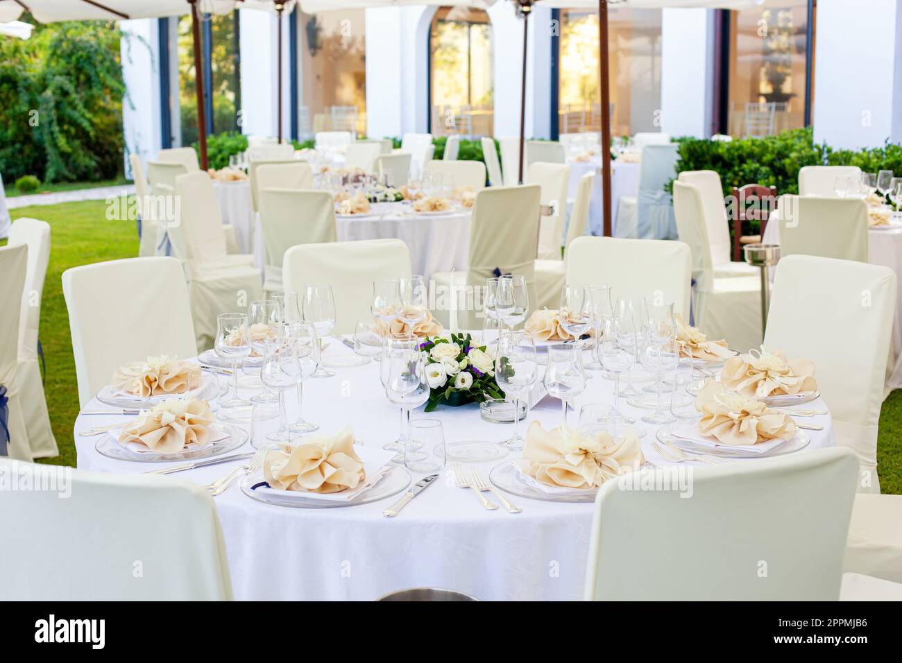 Mise in luogo di un tavolo rotondo per un evento di nozze Foto Stock