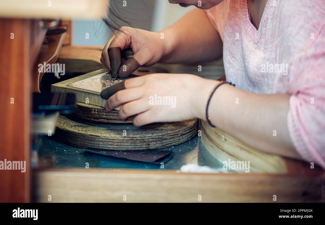 L'artigiano incisa metallo e argento per creare opere d'arte Foto Stock