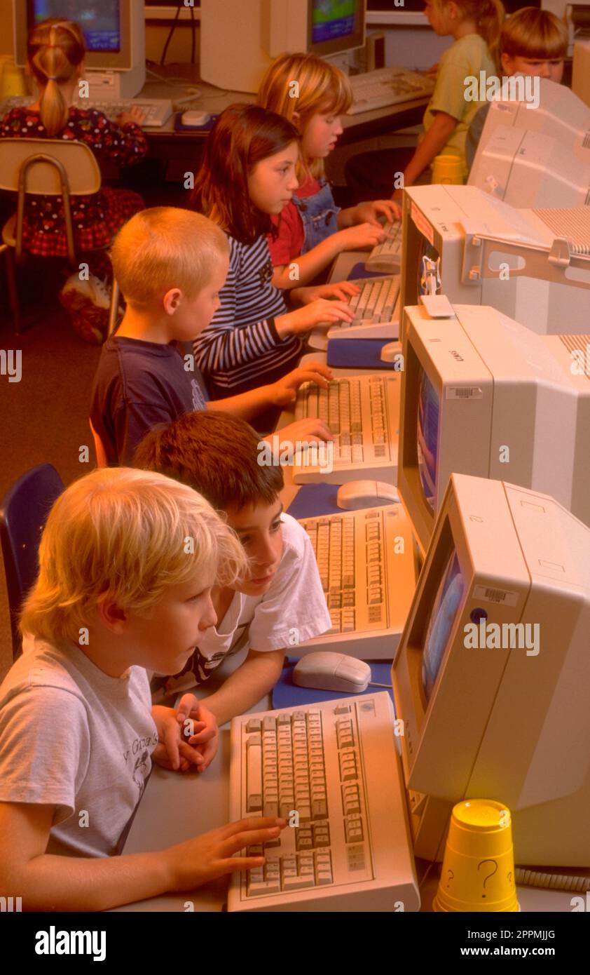 Studenti elementari che lavorano su computer in Essex Junction, Vermont. Foto Stock