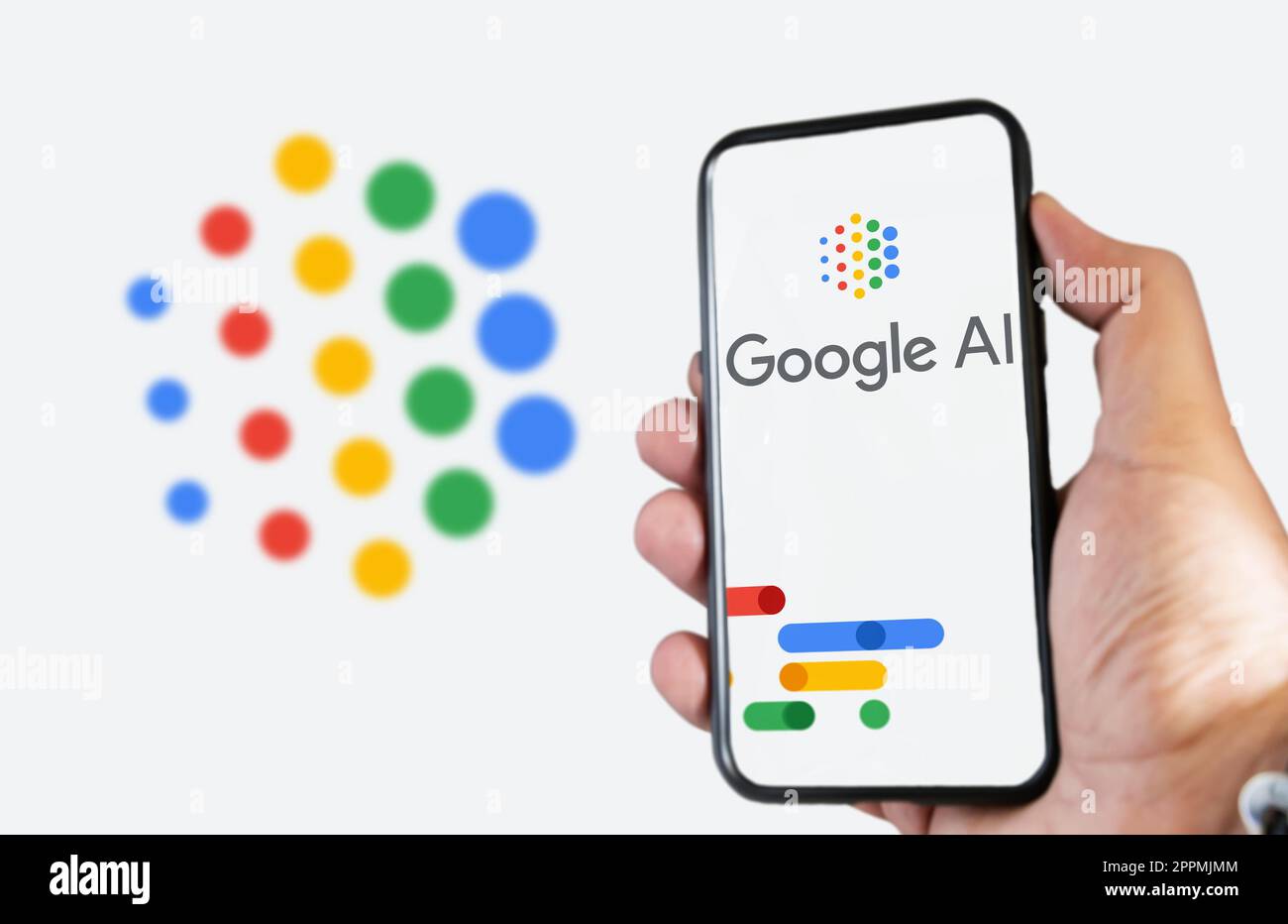 Una mano che tiene un telefono con il logo Google ai sullo schermo Foto Stock