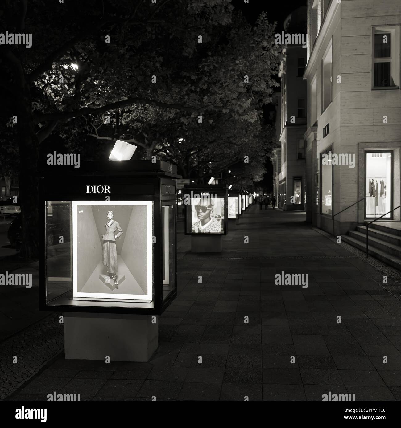 Pubblicità esterna illuminata del designer francese Dior sul Kurfuerstendamm a Berlino di notte Foto Stock