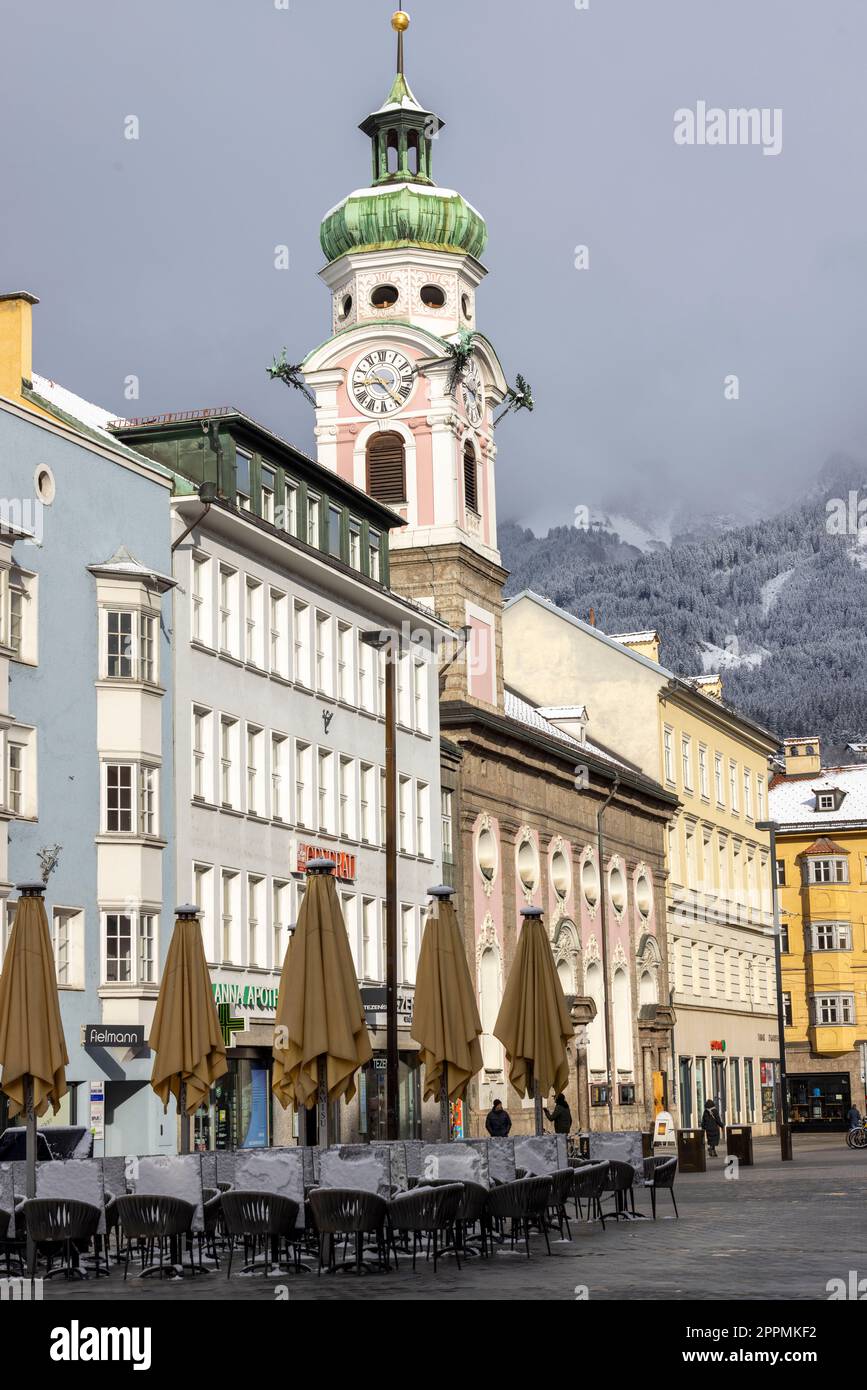 Veduta di via Maria Teresa con la torre dell'ospedale Chiesa dello Spirito Santo, Innsbruck, Austria Foto Stock