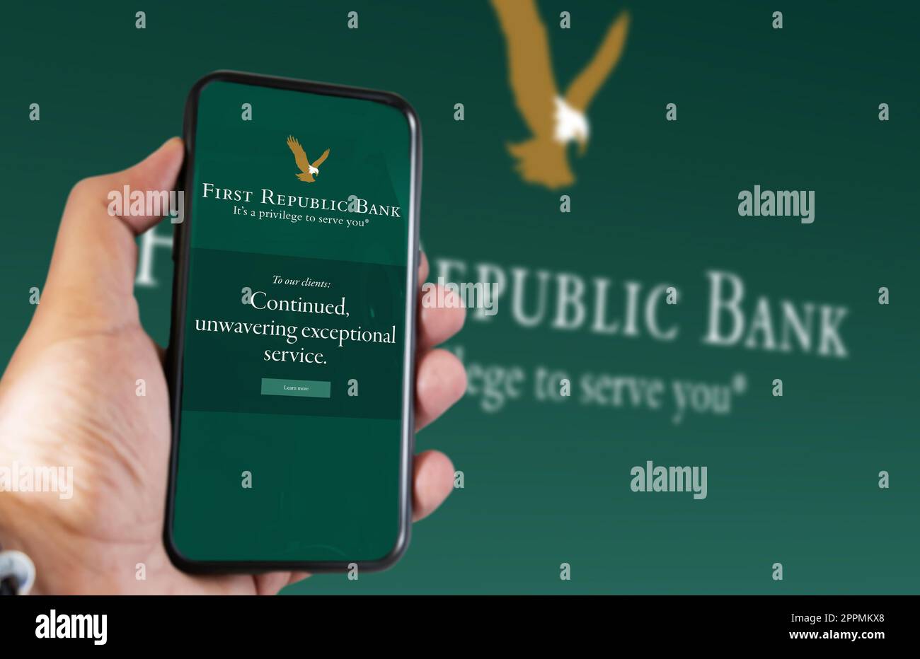 Mano che regge un telefono con il logo First Republic Bank sullo schermo Foto Stock