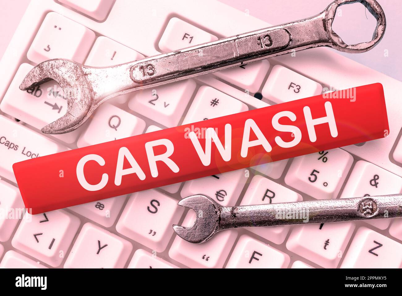 Esposizione concettuale Car Wash. Parola scritta su un edificio contenente attrezzature per il lavaggio di automobili o altri veicoli Foto Stock