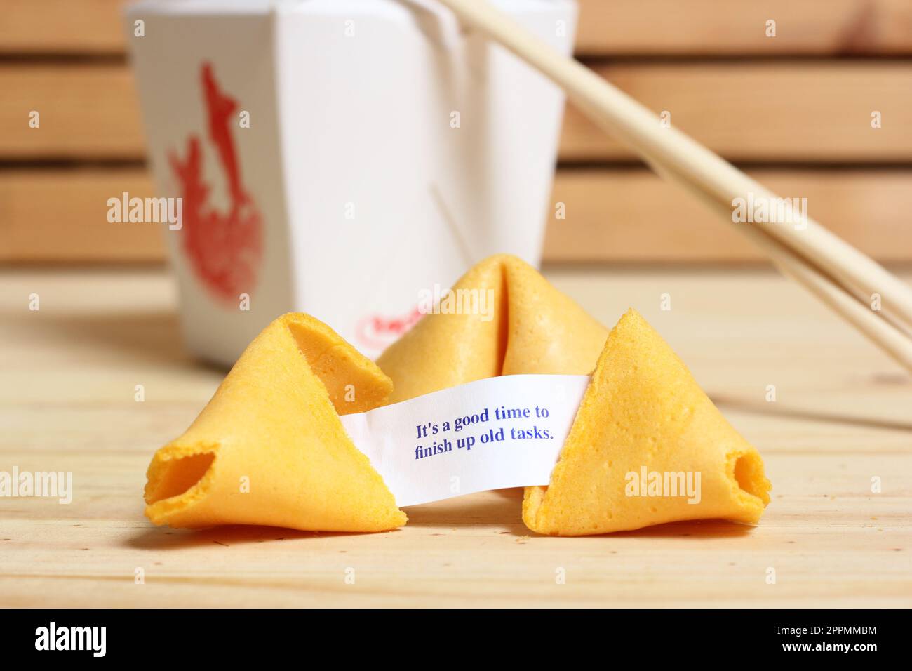 Fortune Cookie con frase è un buon momento per finire le vecchie attività. Estrarre il contenitore sullo sfondo Foto Stock