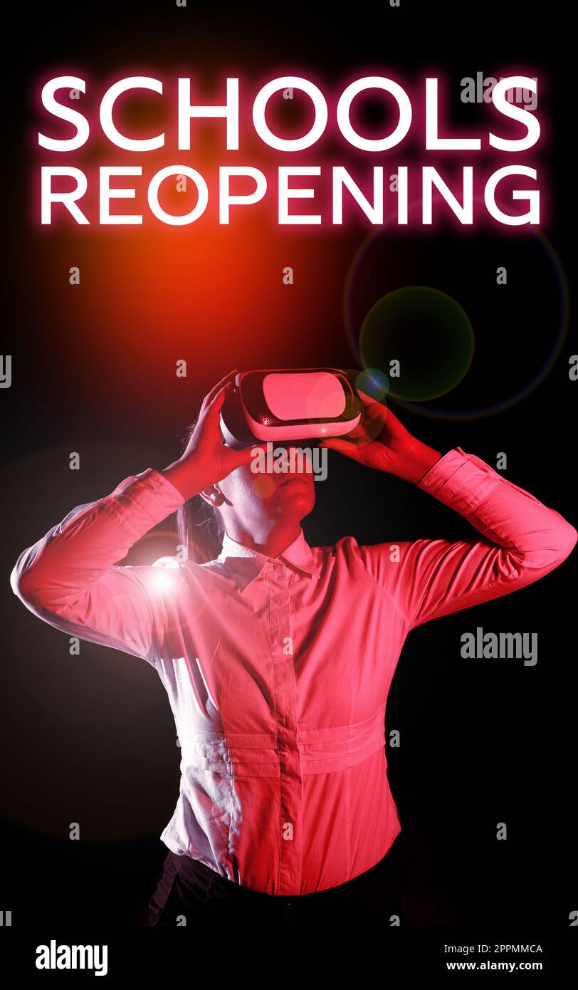 Didascalia concettuale riapertura delle scuole. I corsi di concetto del Internet sono sopra per il momento che sono la fine del giorno della scuola Foto Stock