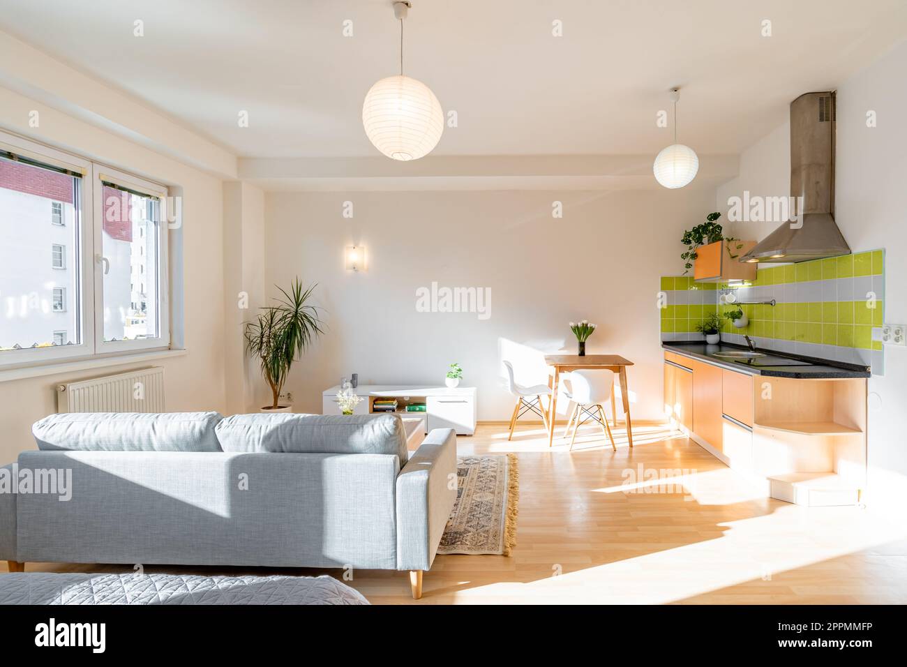 soggiorno con cucina in un edificio di appartamenti Foto Stock