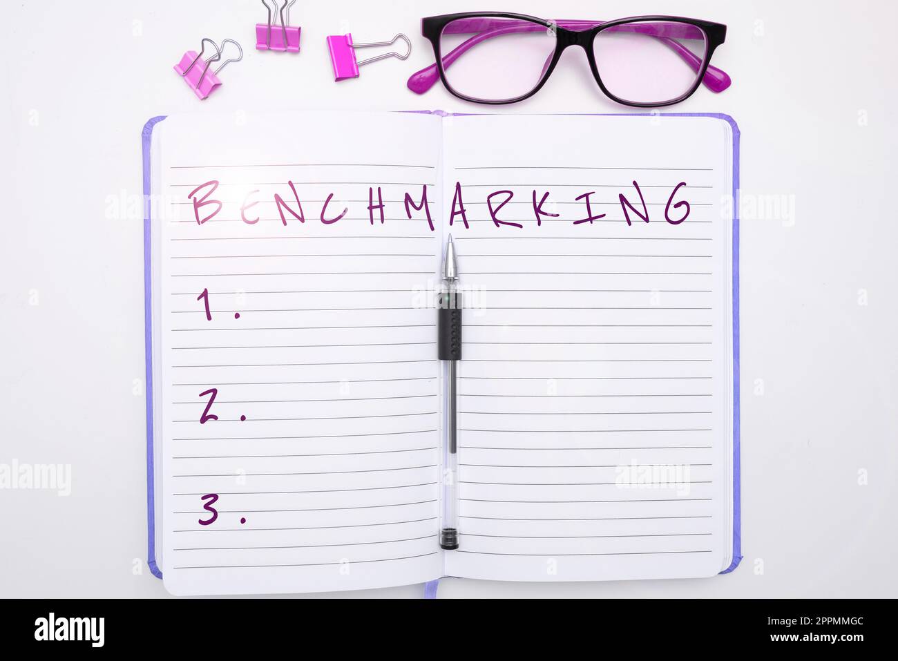 Benchmarking del segno di scrittura a mano. Concetto significato valutare qualcosa in confronto con una strategia standard Foto Stock