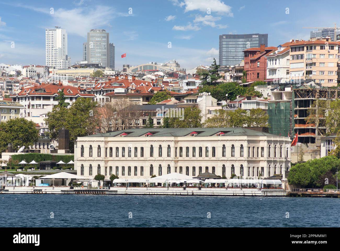 Edificio alberghiero a cinque stelle dal design architettonico moderno, adatto al Bosforo, a Besiktas, in un giorno d'estate, Istanbul, Turchia Foto Stock