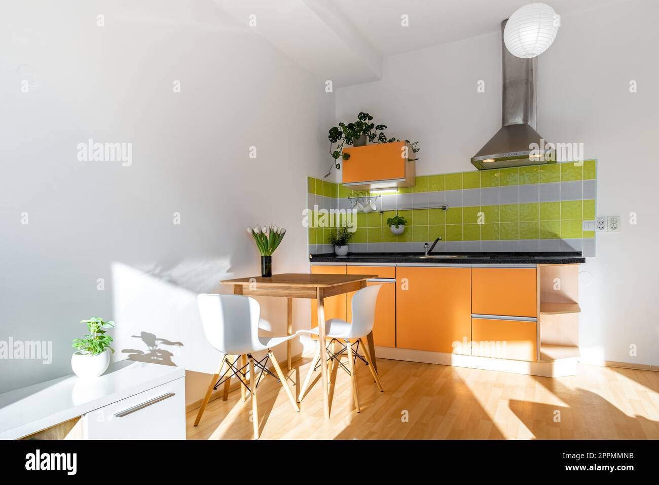soggiorno con cucina in un edificio di appartamenti Foto Stock