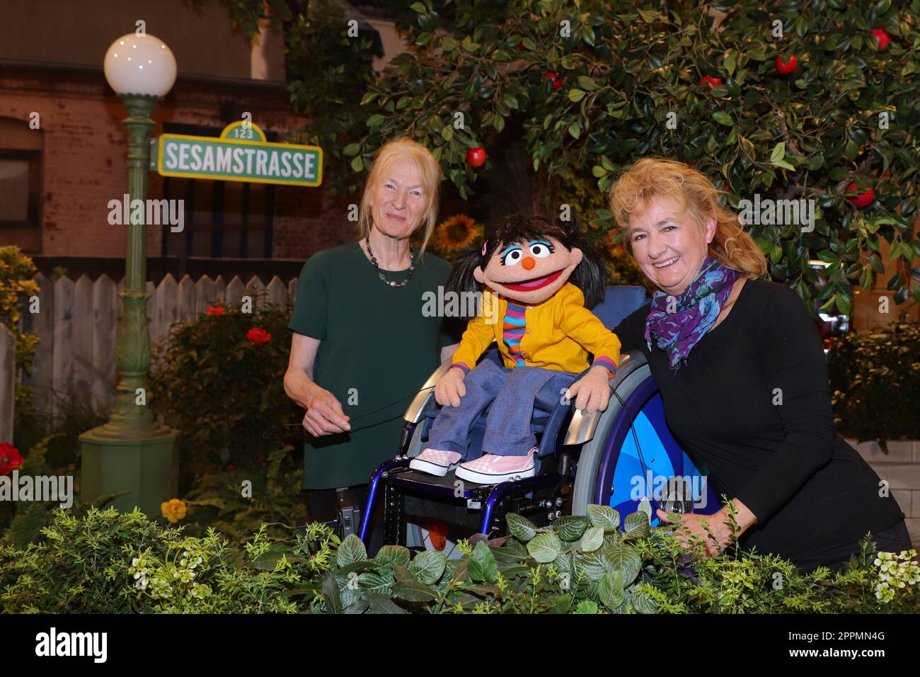 Iris Schleuss, Charlie Kaiser, Elin, presentazione della nuova bambola Elin in "Sesame Street" - la ragazza ha sette anni e usa una sedia a rotelle. Per la prima volta, un personaggio con una disabilità rafforza il gruppo di marionette tedesco, NDR Stu Foto Stock