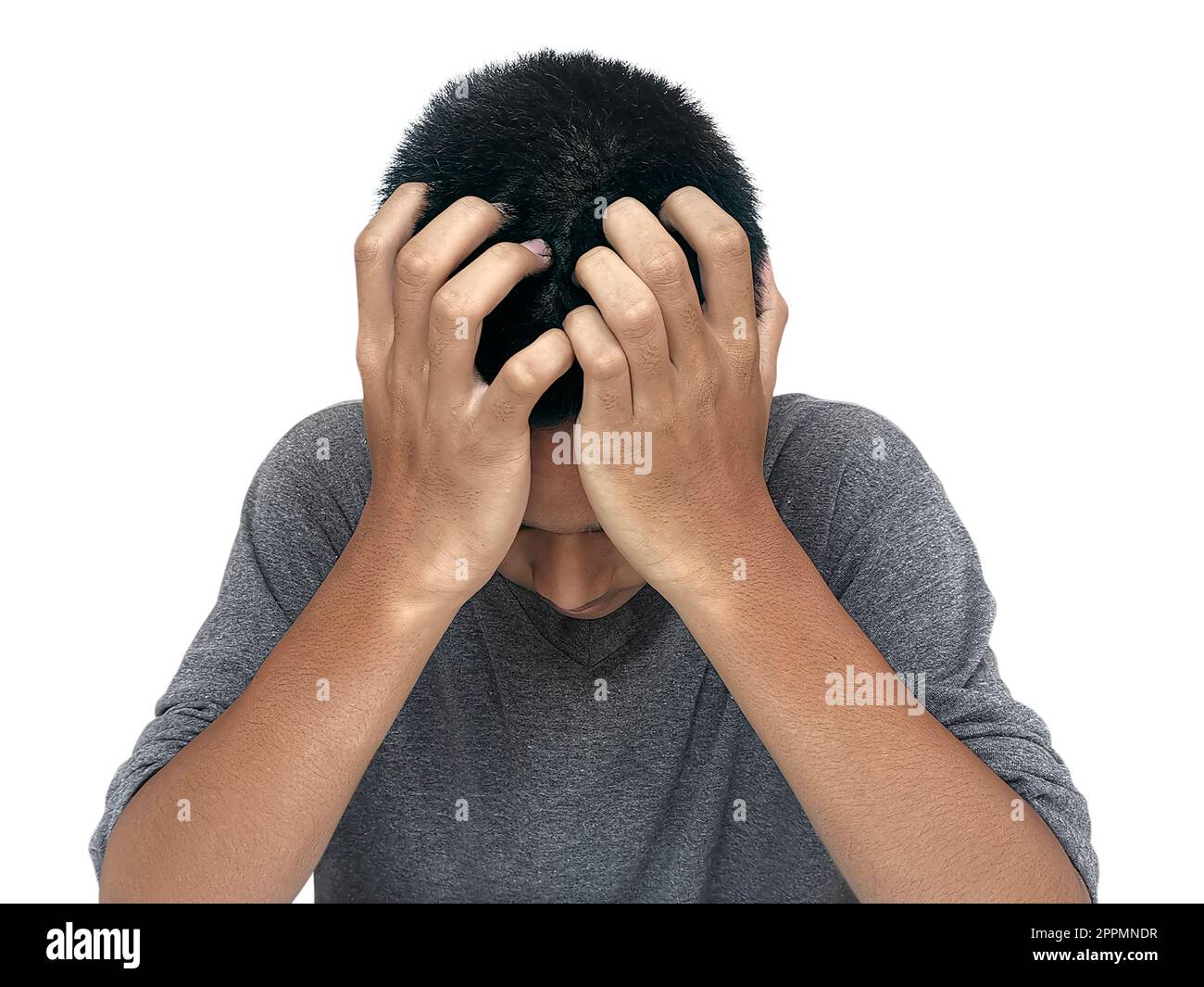 Primo piano di un giovane che soffre di mal di testa su sfondo bianco Foto Stock