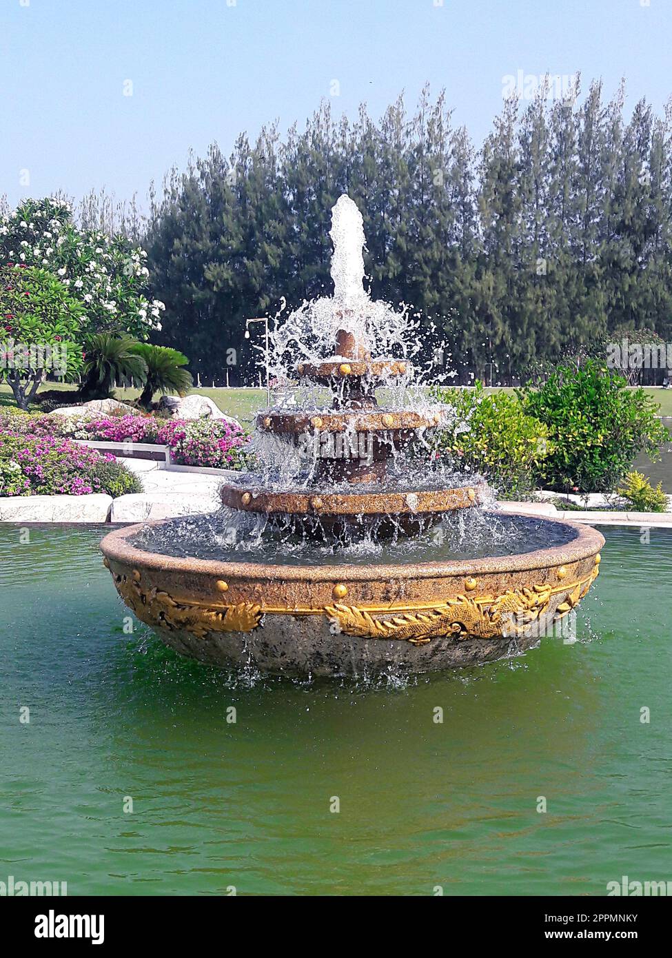 Fontana multi-tiered nel parco Foto Stock