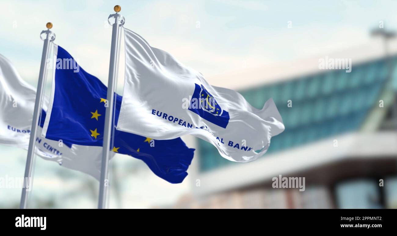 Tre bandiere della Banca centrale europea e dell'Unione europea che sventolano nel vento Foto Stock