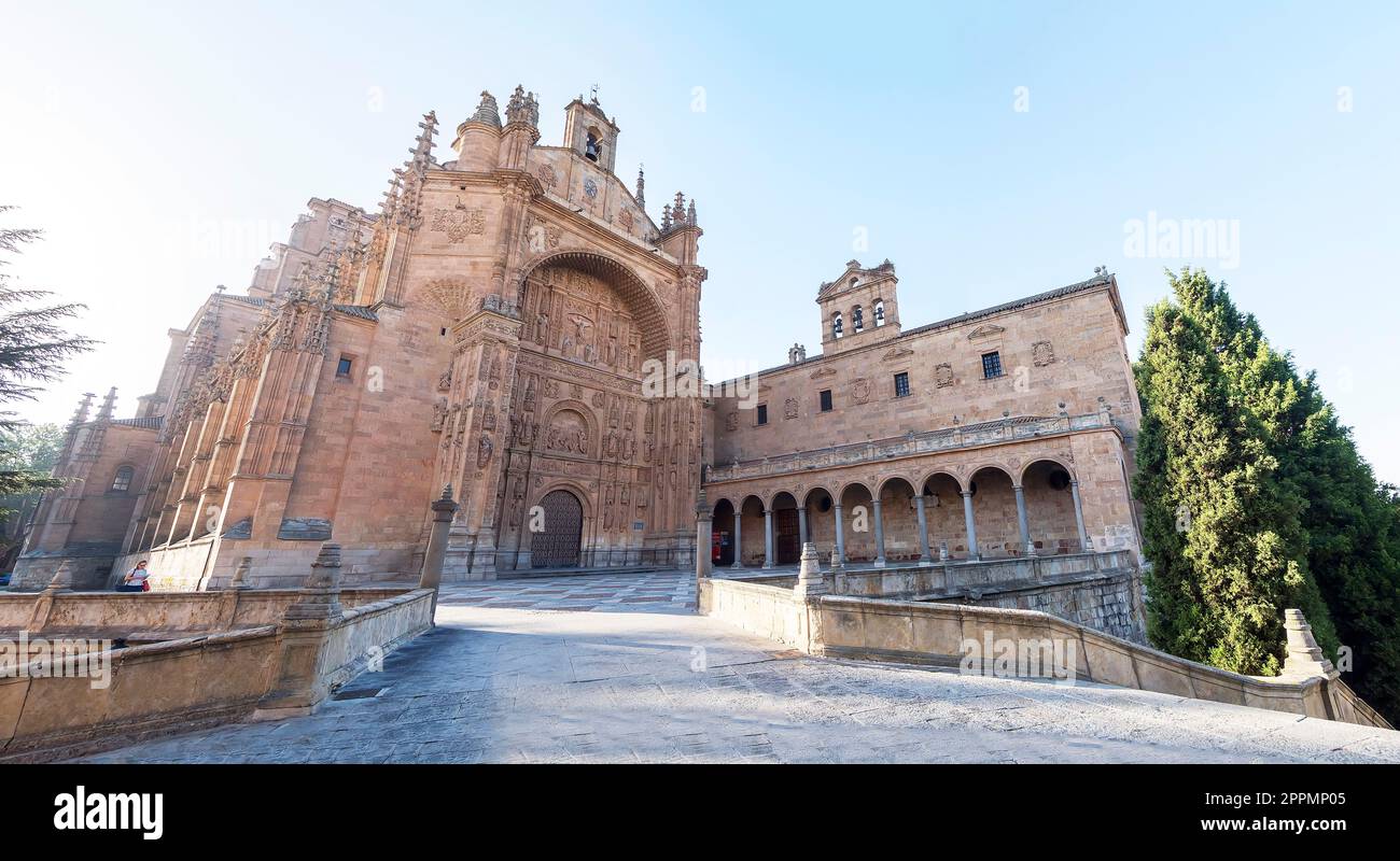 Vista esterna facciata del convento di San Esteban a Salamanca (Spagna) Foto Stock