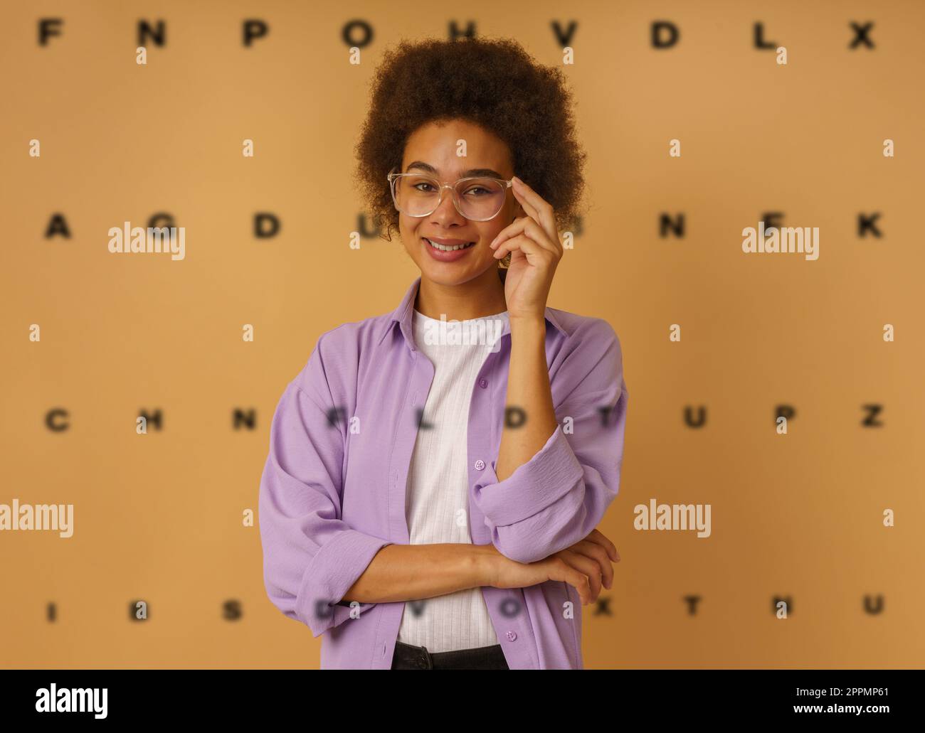 Donna prova su un nuovo paio di occhiali Foto Stock