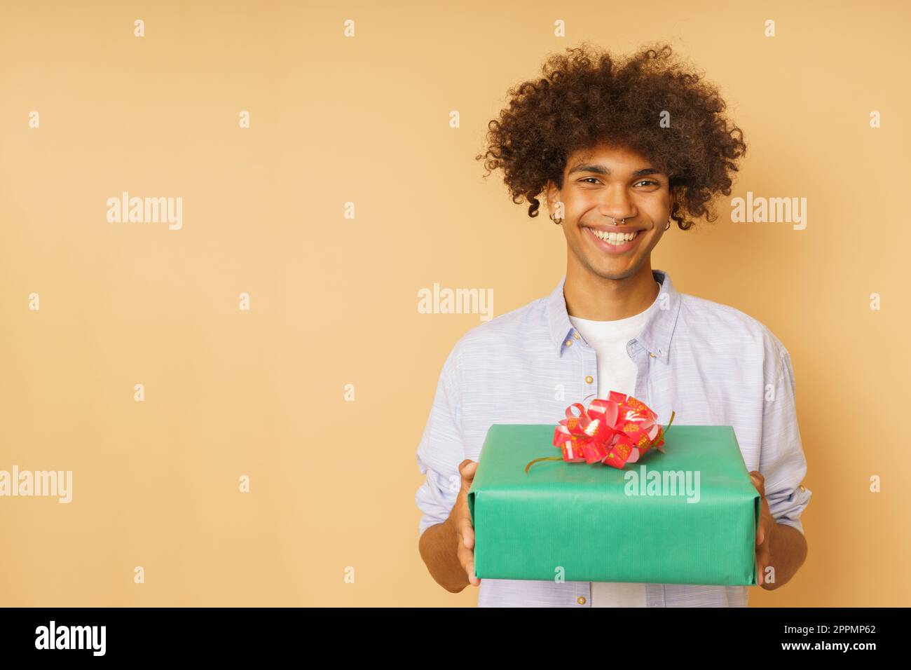 L'uomo è pronto a regalare un regalo di natale Foto Stock