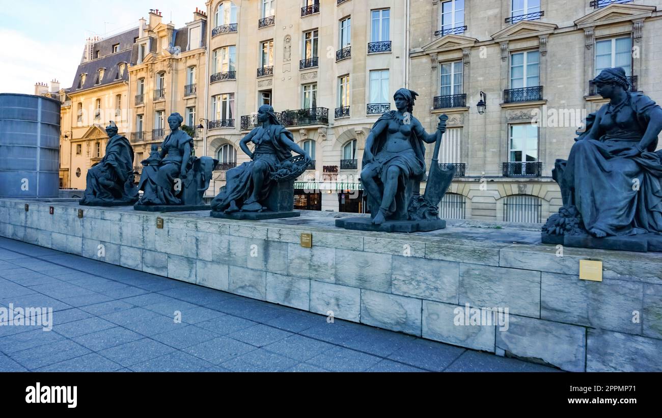 Scultura vicino all'ingresso del Museo D'Orsay. D'Orsay - un museo sulla riva sinistra della Senna, è ospitato nell'ex Gare d'Orsay. D'Orsay detiene principalmente opere d'arte francesi risalenti al 1848-1915. Parigi, Francia. Foto Stock