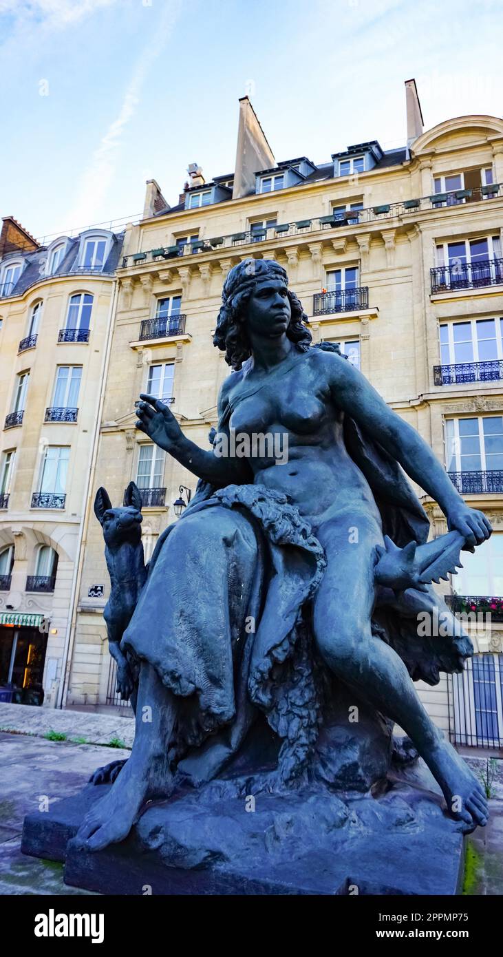 Scultura vicino all'ingresso del Museo D'Orsay. D'Orsay - un museo sulla riva sinistra della Senna, è ospitato nell'ex Gare d'Orsay. D'Orsay detiene principalmente opere d'arte francesi risalenti al 1848-1915. Parigi, Francia. Foto Stock