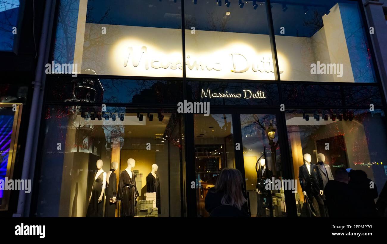 Negozio massimo Dutti. Massimo Dutti è un'azienda italiana produttrice di abbigliamento, appartenente al gruppo Inditex. Foto Stock