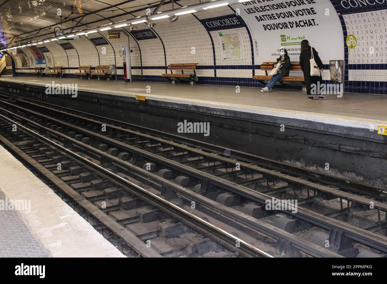 Persone in attesa della metropolitana alla stazione Concorde, famoso trasporto a Parigi per l'ora di punta, metropolitana sotterranea. la vita e i trasporti della città. Foto Stock