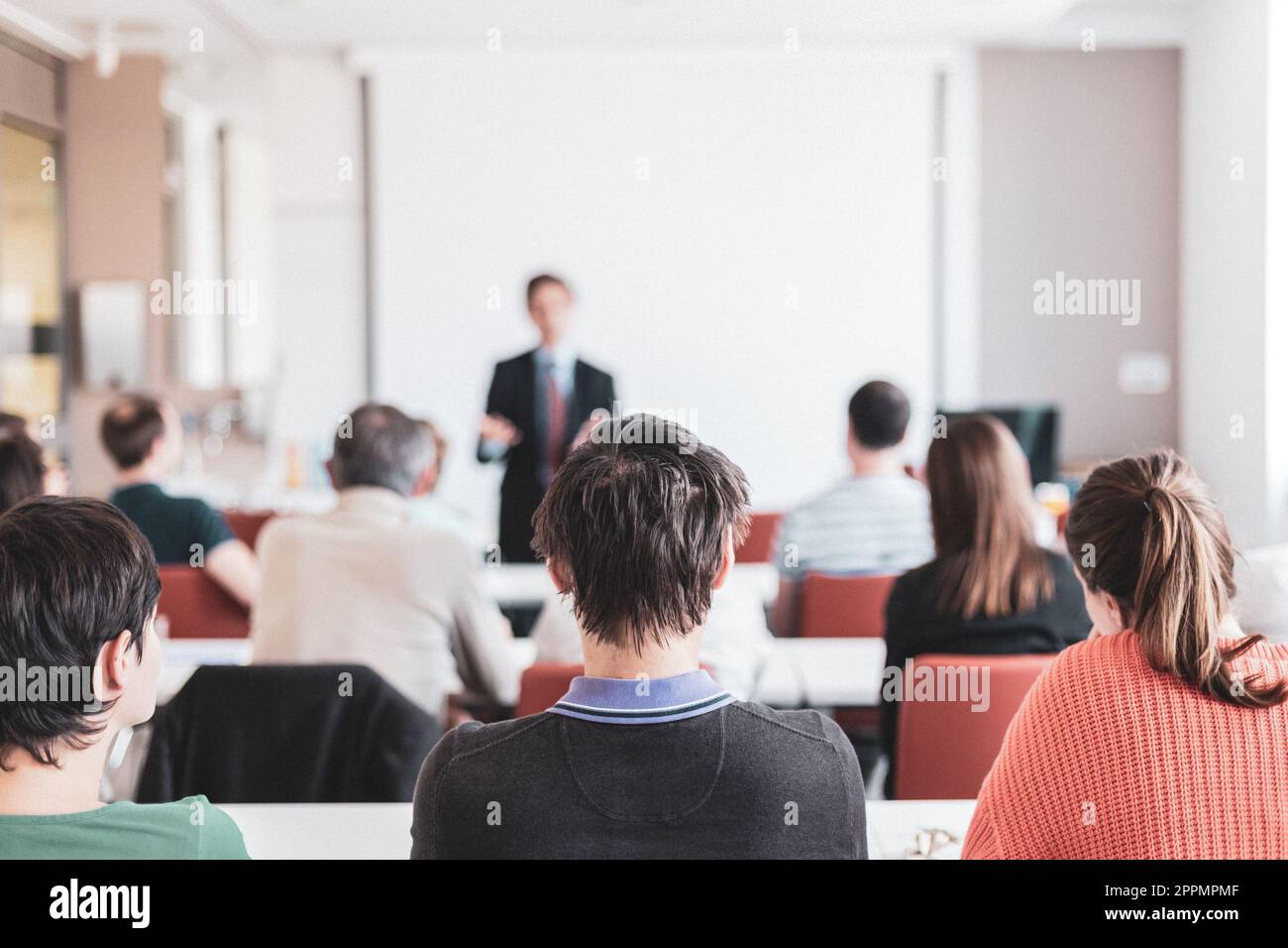 Relatore che tiene un discorso durante una riunione di lavoro. Pubblico nella sala conferenze. Business e imprenditorialità. Spazio per la copia sulla lavagna bianca Foto Stock