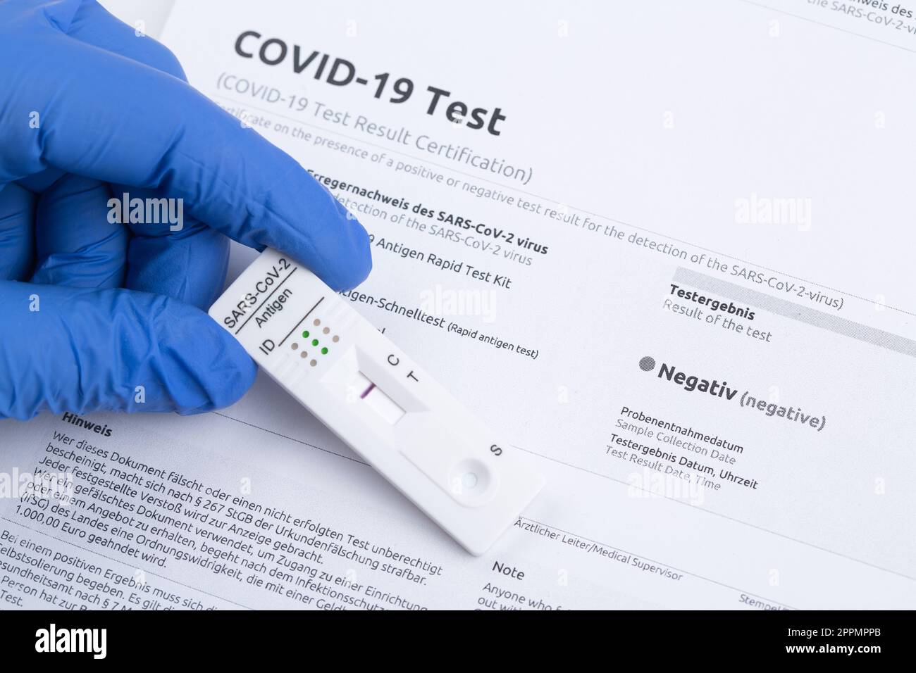 Risultato negativo del test utilizzando un dispositivo di test rapido per COVID-19. Foto Stock