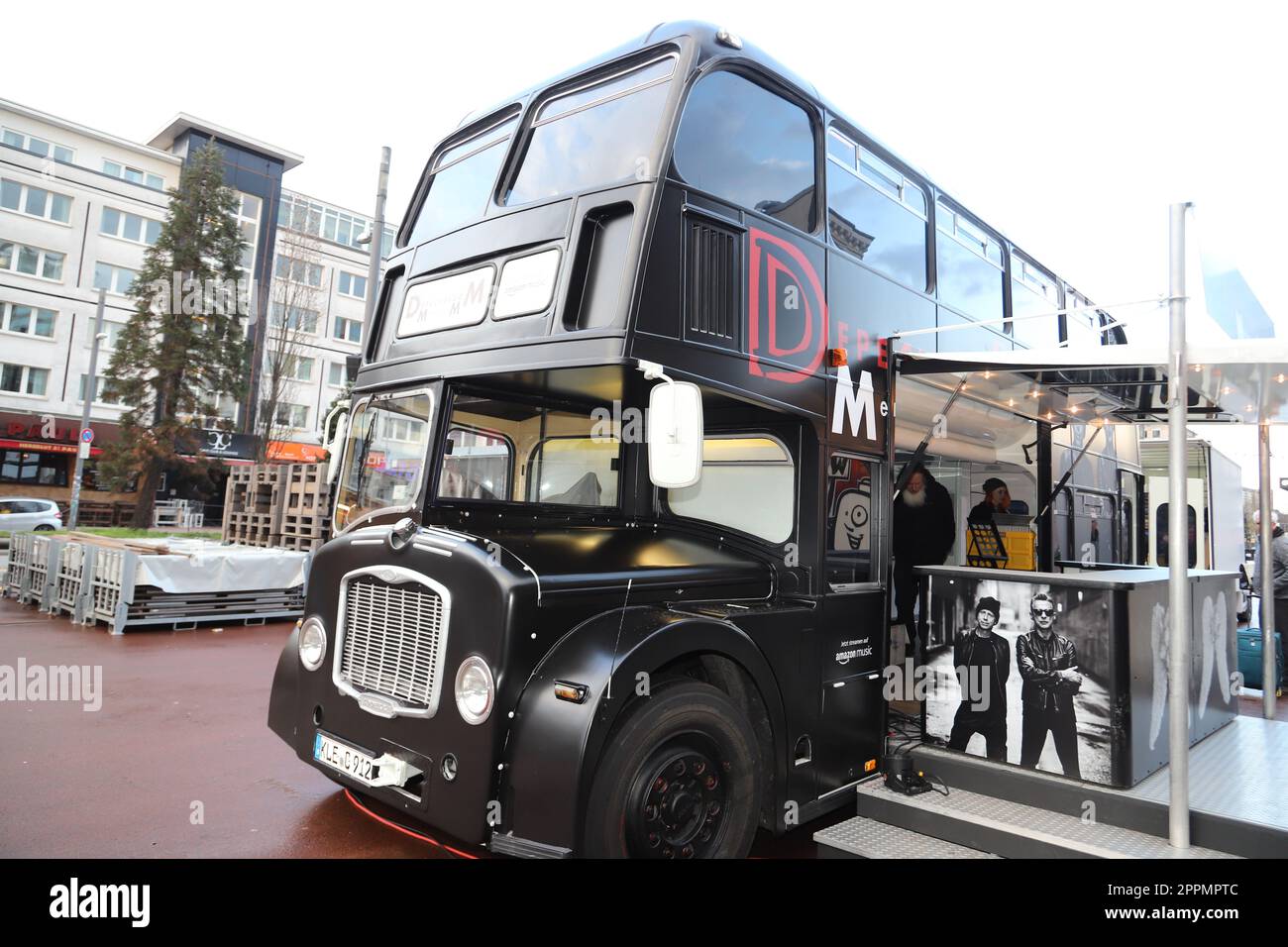 Depeche Mode PR-Aktion Memento Mori Bus, Spielbudenplatz, Amburgo, 23.03.2023 Foto Stock