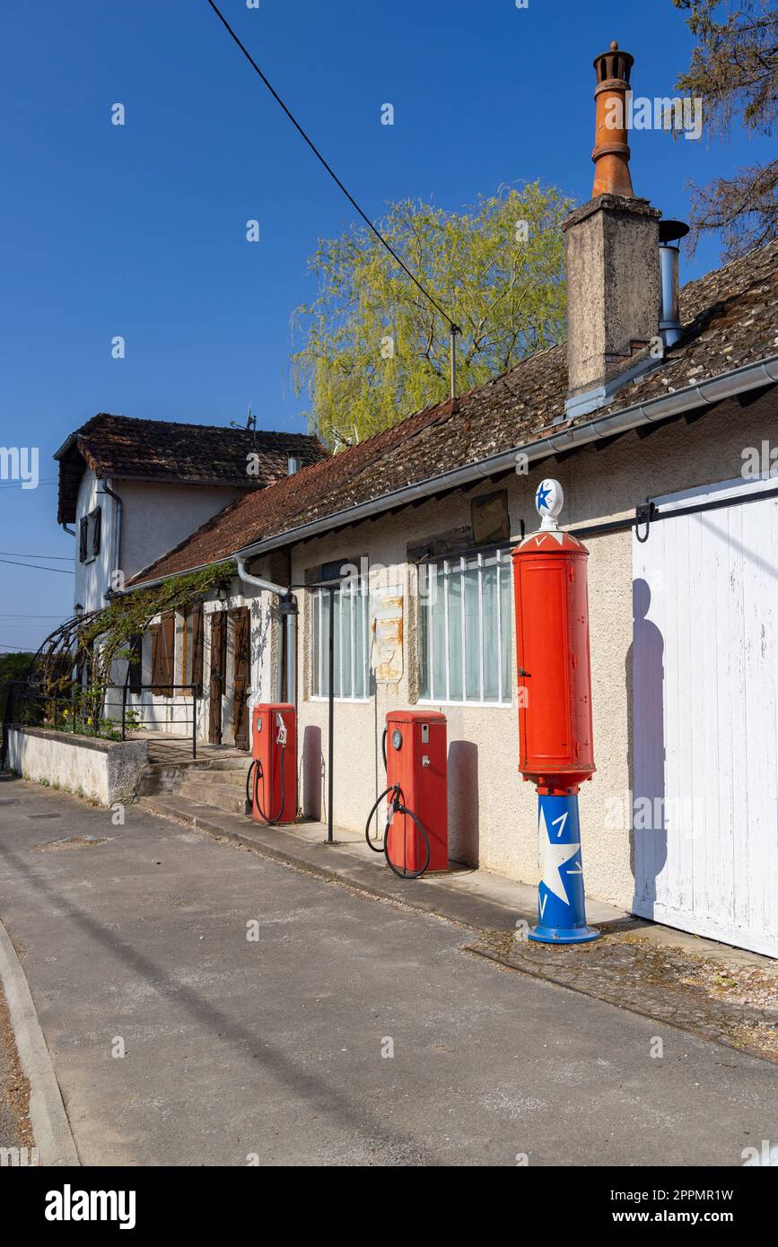 Vecchia stazione di servizio, Marnay, Haute-Saone, Francia Foto Stock