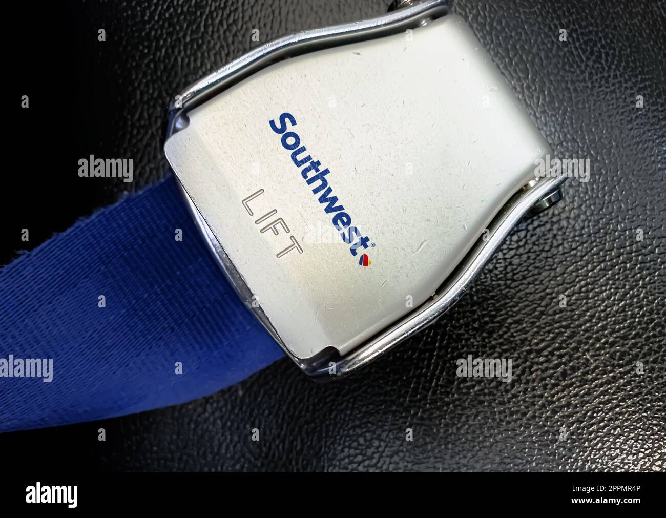 Fibbia della cintura di sicurezza con il logo Southwest Airlines su un sedile vuoto Foto Stock