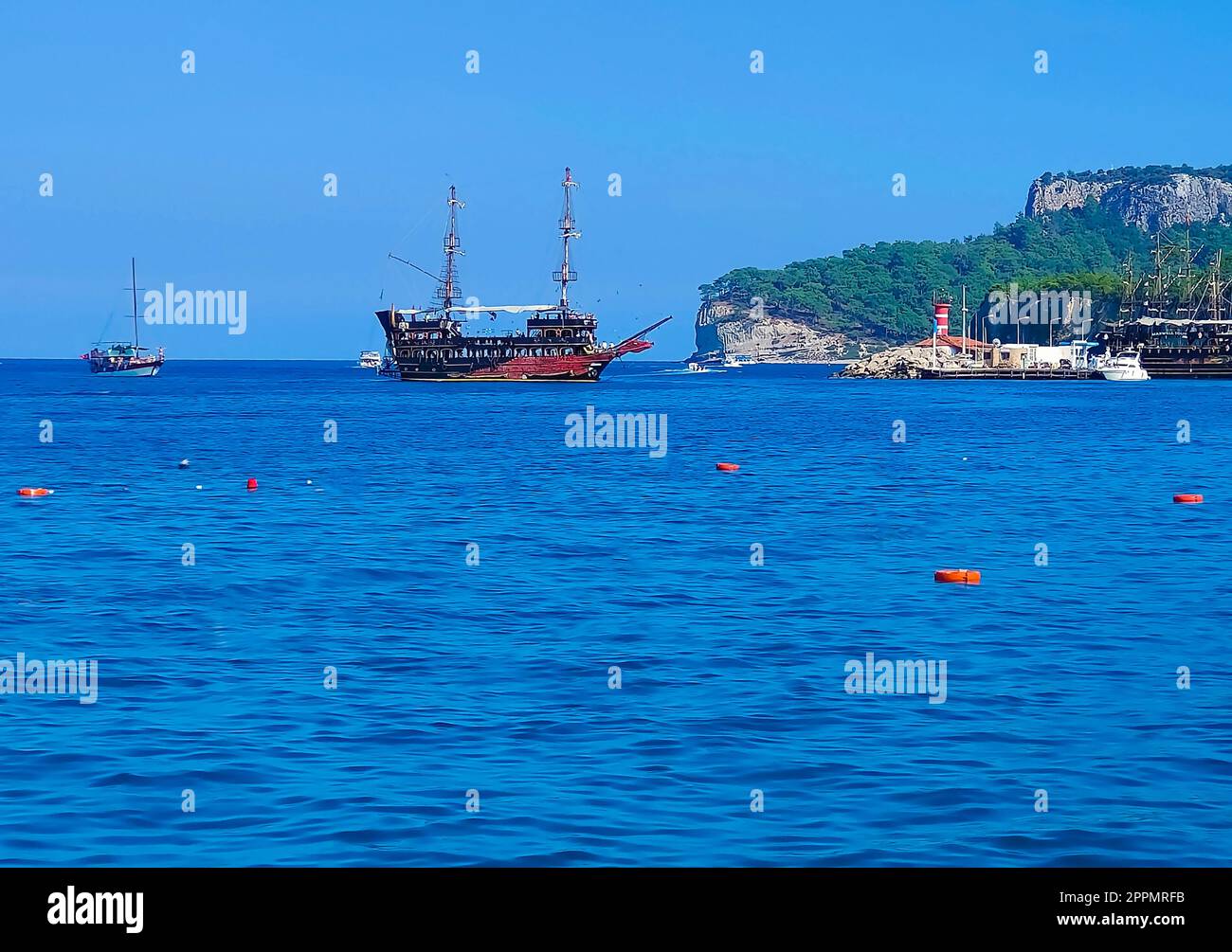 Barca a vela in legno d'epoca per escursioni in mare. Nave pirata turistica nel porto. Marina nella città turistica di Kemer, Turchia. Foto Stock