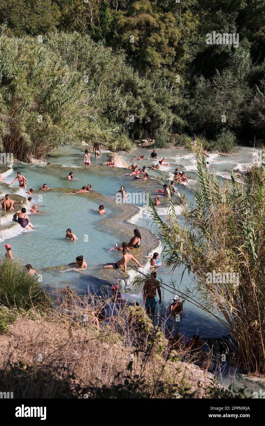 Le persone sono la balneazione nelle acque termali delle Terme di Saturnia Foto Stock