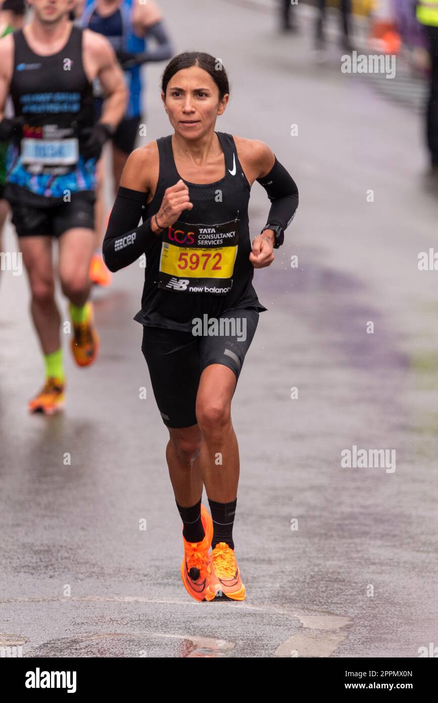 Diana Bogantes Gonzalez tra i leader del club corridori in gara nella TCS London Marathon 2023 passando attraverso Tower Hill, Londra, Regno Unito. Foto Stock