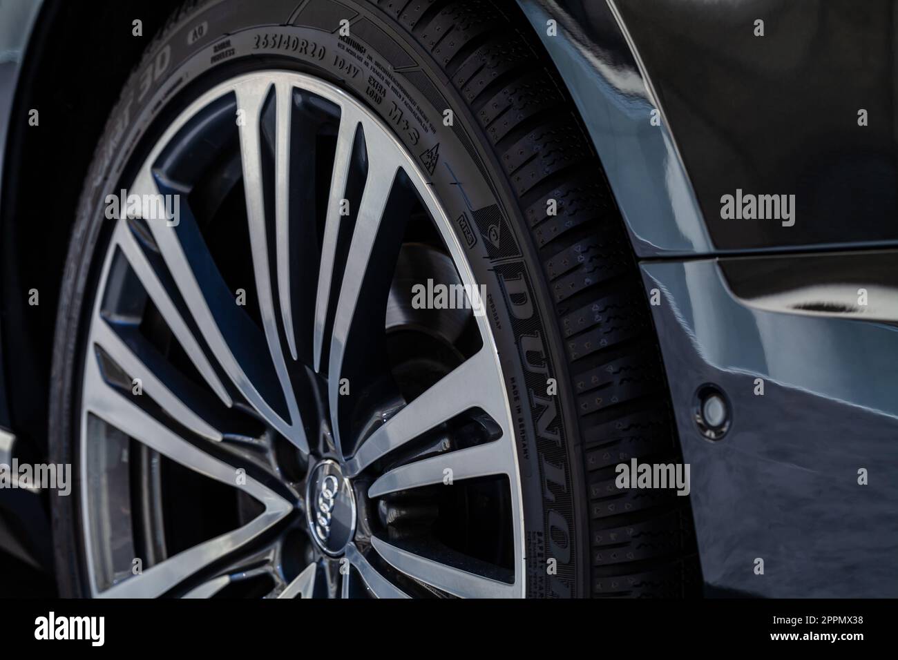 MILANO, ITALIA - APRILE 16 2018: Audi City LAB. Vista ravvicinata di una ruota con il simbolo audi e il suo pneumatico in gomma. Foto Stock