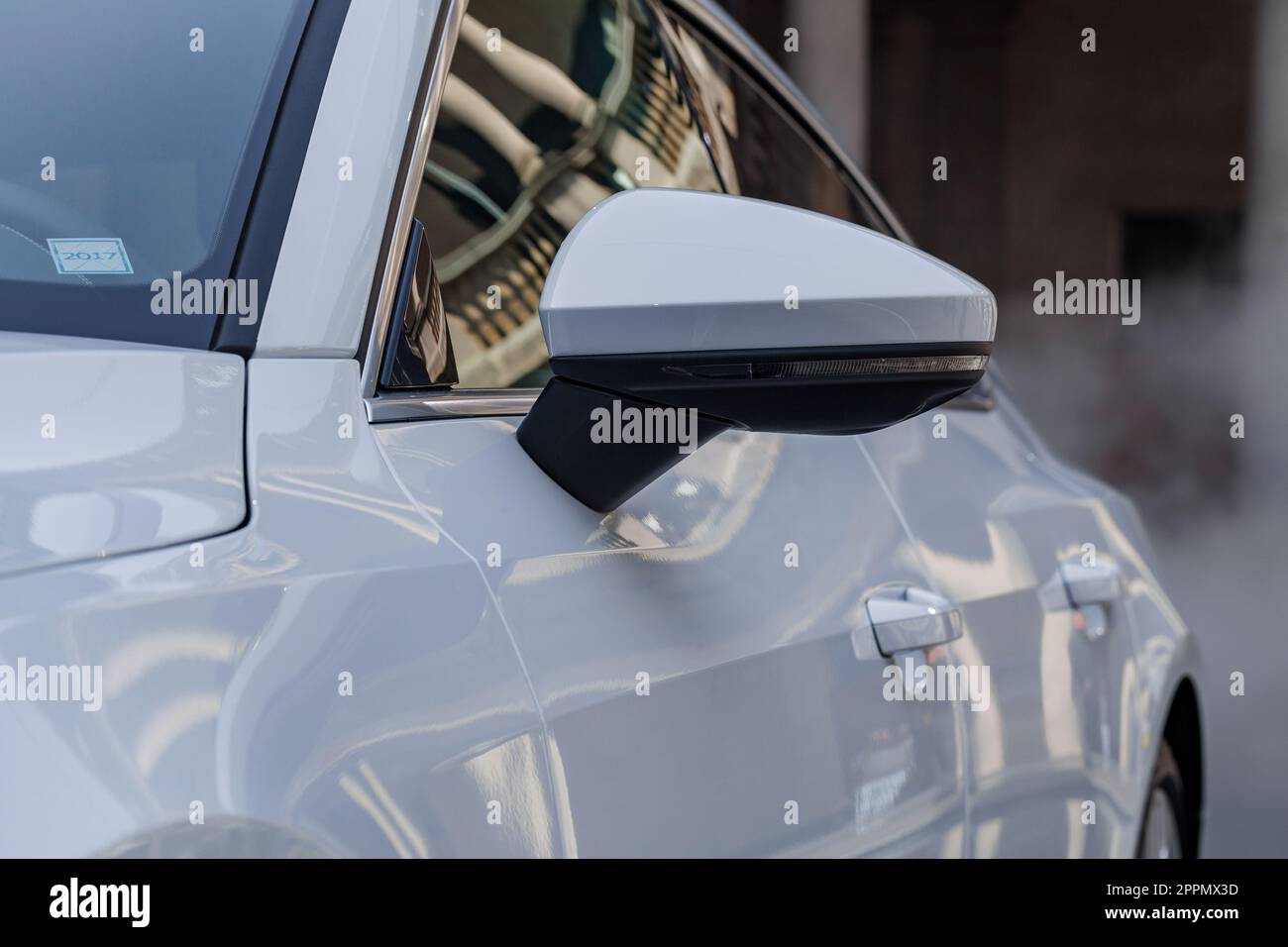 MILANO, ITALIA - APRILE 16 2018: Audi City LAB. Vista ravvicinata del pannello laterale lucido di un'auto audi e dello specchietto retrovisore. Foto Stock