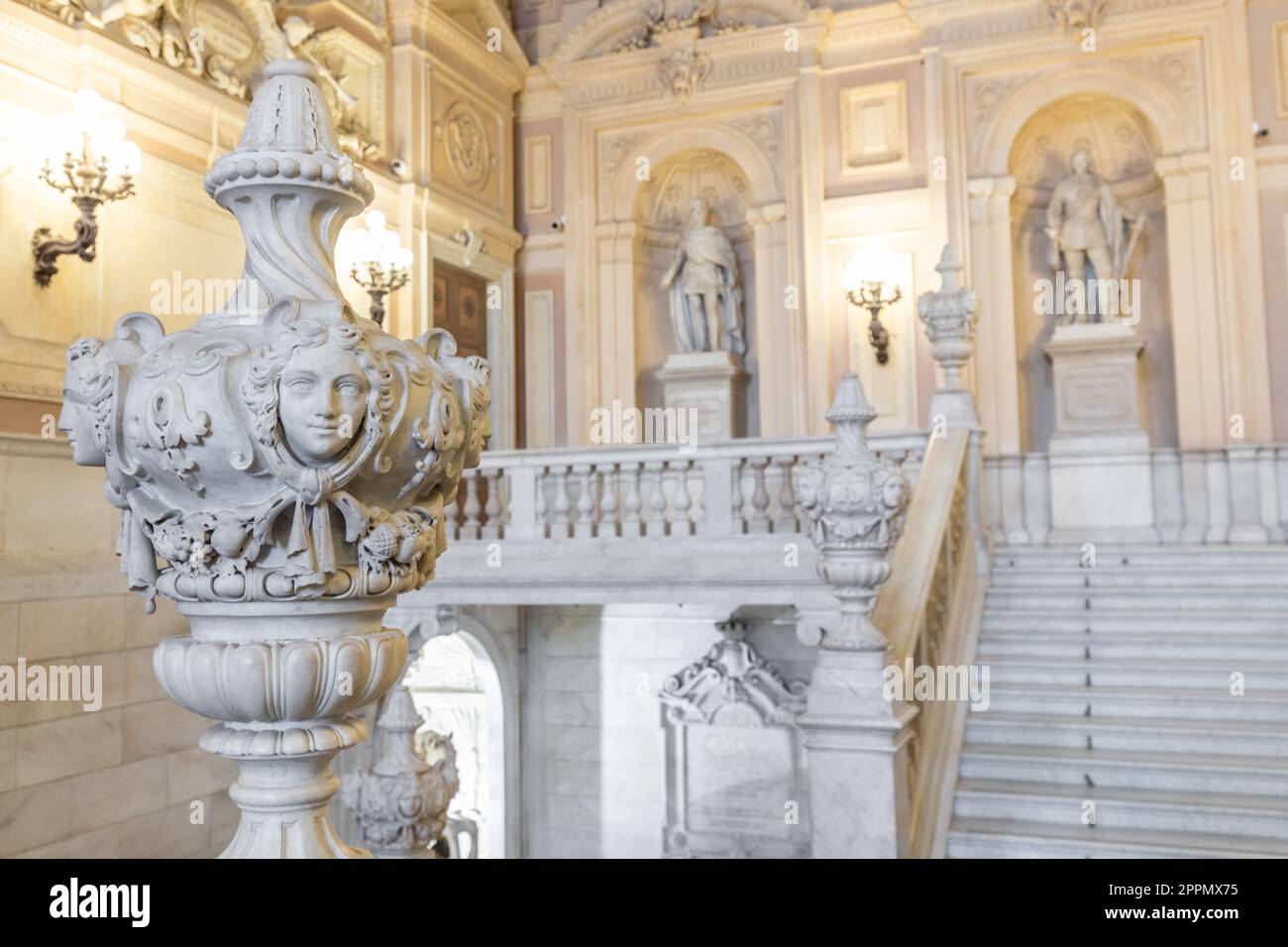 Torino, Italia - circa Gennaio 2022: Ingresso Palazzo reale - elegante scalinata in marmo di lusso. Foto Stock