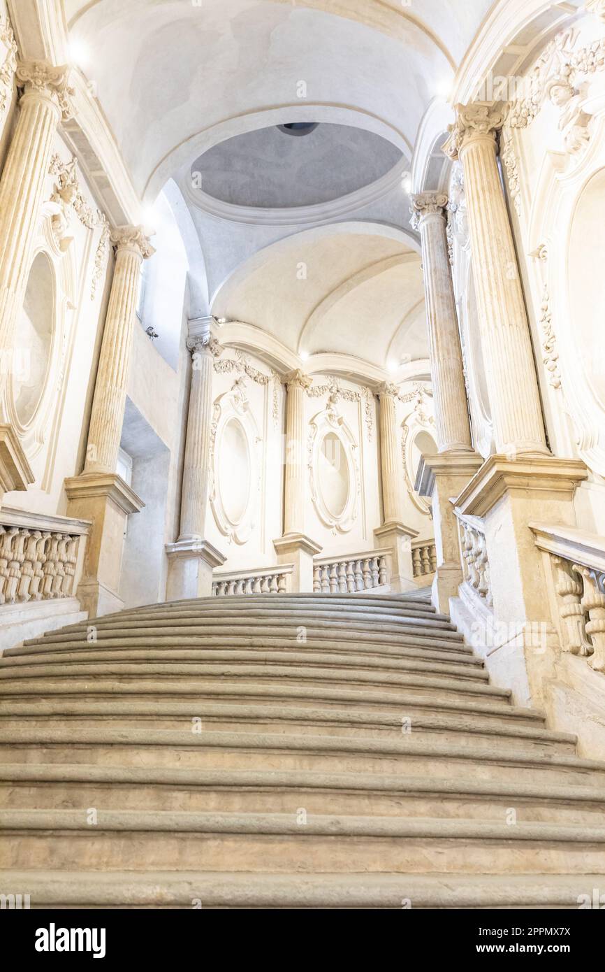 Torino, Italia - circa Gennaio 2022: Scala in marmo di lusso. Architettura d'interni di design antico. Foto Stock