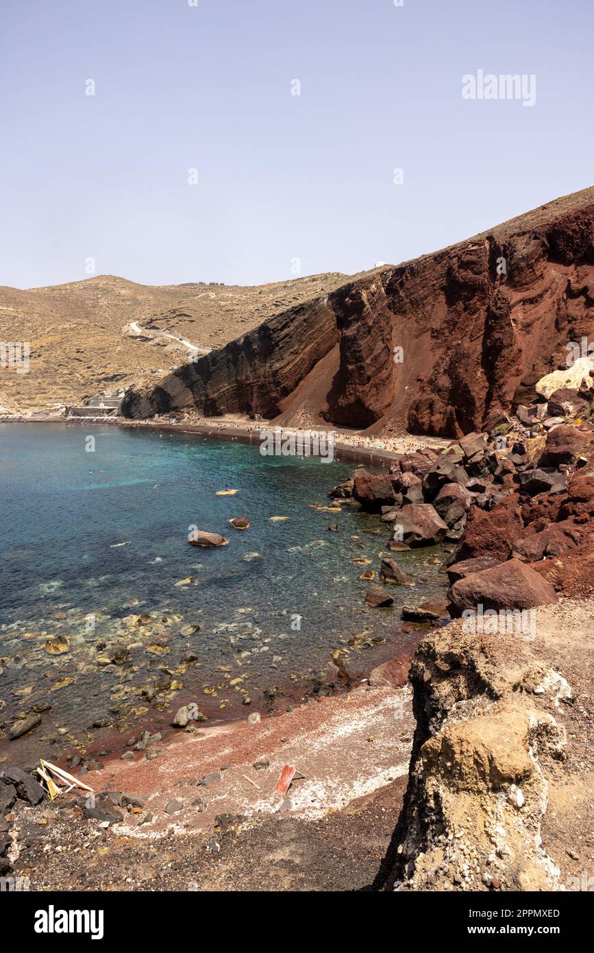 La famosa spiaggia rossa sulla costa meridionale dell'isola di Santorini, Cicladi, Mar Egeo. Foto Stock