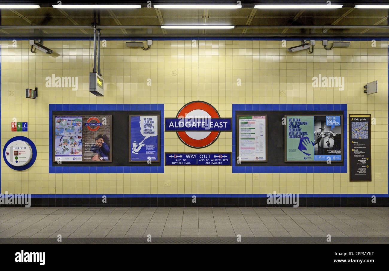 Londra, Inghilterra, Regno Unito. Piattaforma della stazione metropolitana di Aldgate East Foto Stock