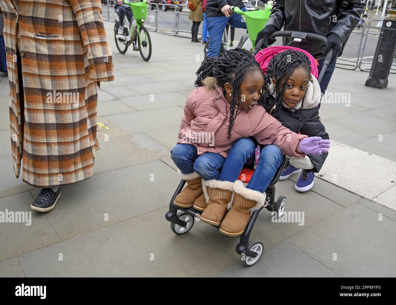 Londra, Inghilterra, Regno Unito. Due giovani ragazze nere in un buggy Foto Stock