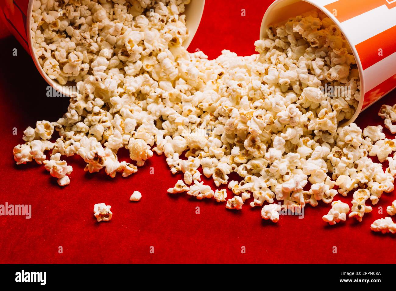 Cumulo popcorn versato dai secchi Foto Stock